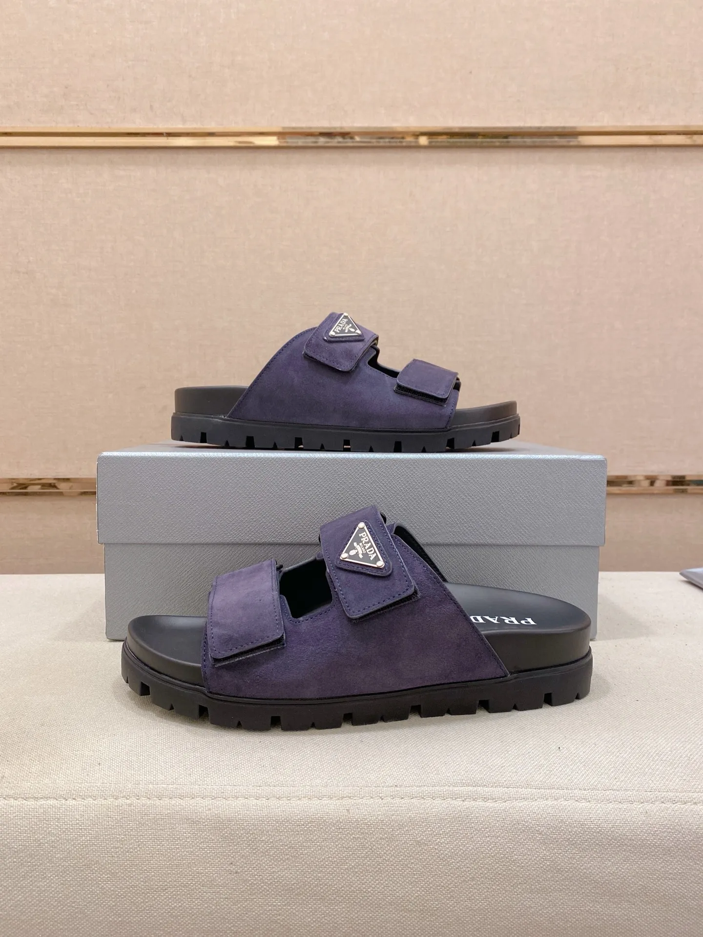 Men's shoes 💰: 440💰 [PRADA Slippers] High-end men's shoes brand official website 1:1 latest masterpiece: original mold opening and customization, the fabric is made of imported suede cowhide original material, upgraded outsole, lighter and non-slip. The market's top quality, simple yet tasteful, a must-have for fashionistas, fashionable at your feet, full of confidence, the same style at the counter 👍The season of summer slippers is here. Code: 38-45